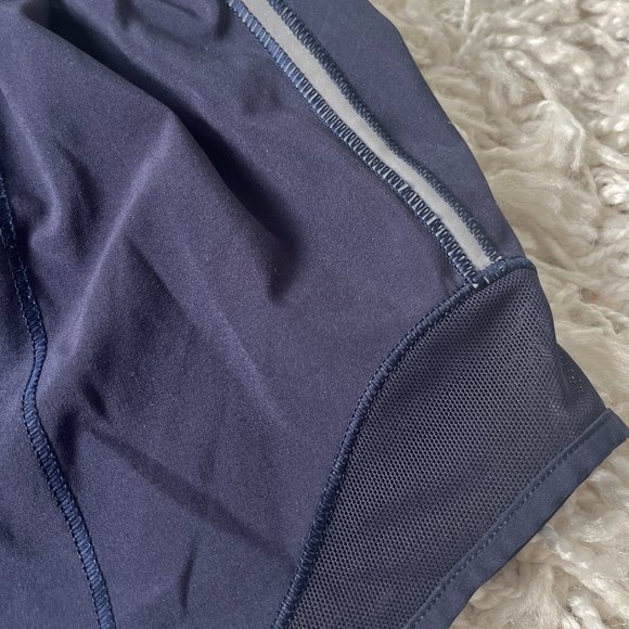 LIKE NEW Size 4 Lululemon 2.5” Navy Blue Hotty Hot short *DISCONTINUED STYLE* - Picture 4 of 6